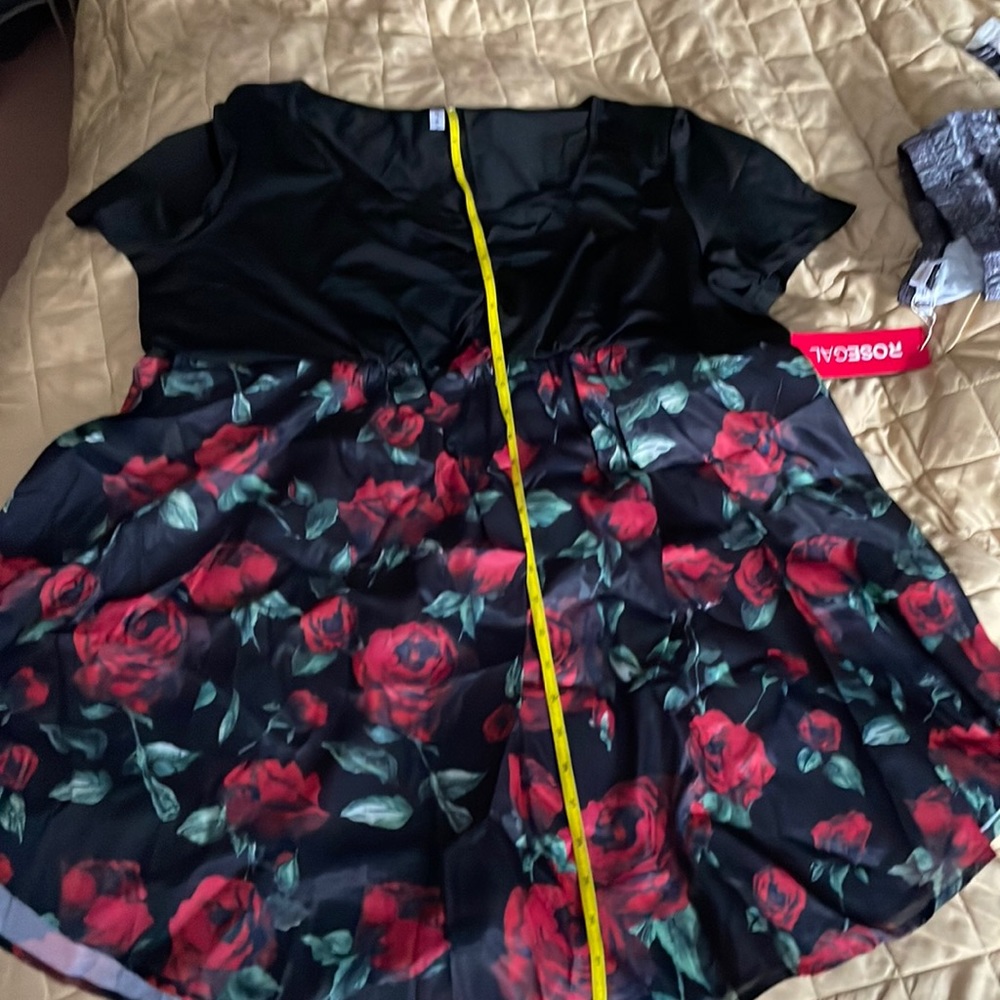 Rose gal 4x two pieces set runs big - Picture 7 of 14